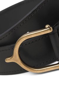 Μαύρη δερμάτινη ζώνη με αγκράφα από μέταλλο σε χρυσό τόνο και κυρτό σχέδιο. Οι άκρες είναι προσεκτικά ραμμένες, προσδίδοντας μια λεία υφή.