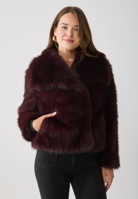 Bordeaux nepbont jacket met een sjawlkragen, lange mouwen en zijzakken. Zachte textuur met een cropped silhoët.