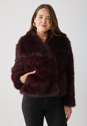 Bordeaux nepbont jacket met een sjawlkragen, lange mouwen en zijzakken. Zachte textuur met een cropped silhoët.