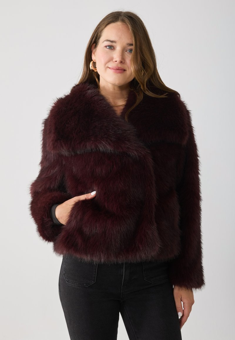 Bordeaux nepbont jacket met een sjawlkragen, lange mouwen en zijzakken. Zachte textuur met een cropped silhoët.
