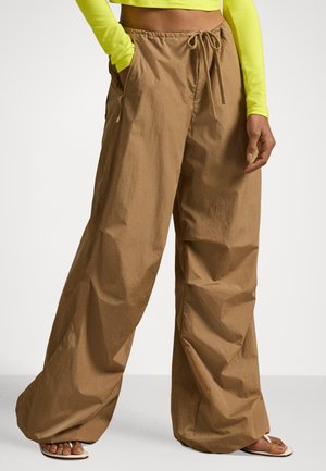 PARACHUTE PANT - Bukser - light brown