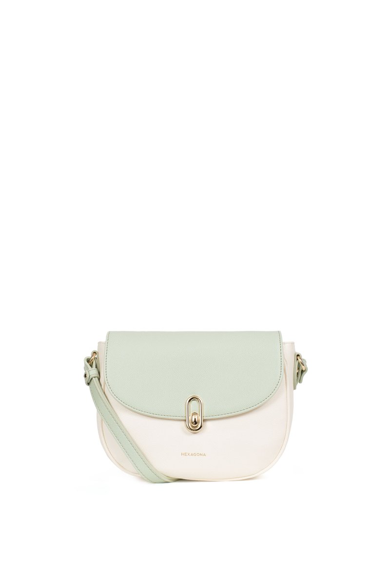 Borsa a tracolla in pelle verde e crema con patta arrotondata, hardware dorato e tracolla regolabile. Presenta un logo del marchio sulla parte anteriore.