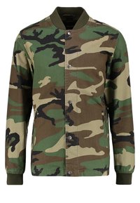 Pánská camouflage bomber bunda se zeleným doprava ribovaným límcem a manžetami, předními knoflíky na patent a bočními zipovými kapsami.