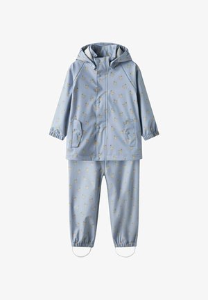 Šviesiai mėlynas lietaus kostiumas su kapuce, elastiniais manžetais ir baltais gulbių raštais. Įeina striukė ir derančios kelnių su elastinėmis kulkšnėmis.