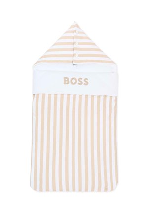 Sacco nanna per neonati a righe beige e bianche con cappuccio, tre bottoni sul cappuccio e scritta "BOSS" stampata sulla fascia bianca al petto.