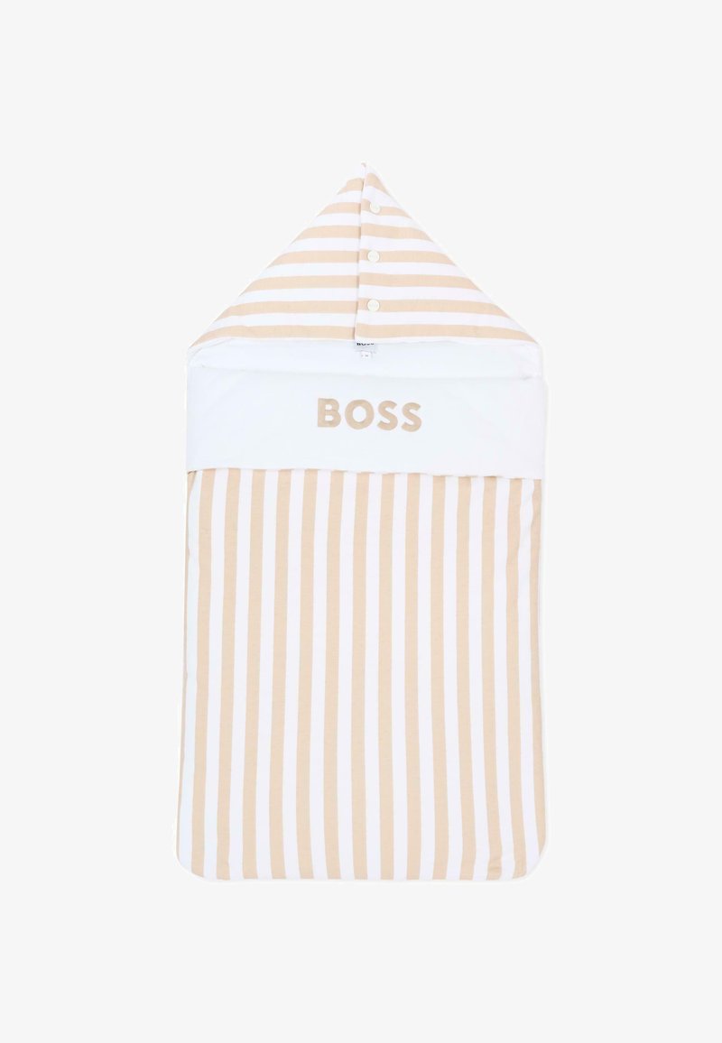Sacco nanna per neonati a righe beige e bianche con cappuccio, tre bottoni sul cappuccio e scritta "BOSS" stampata sulla fascia bianca al petto.