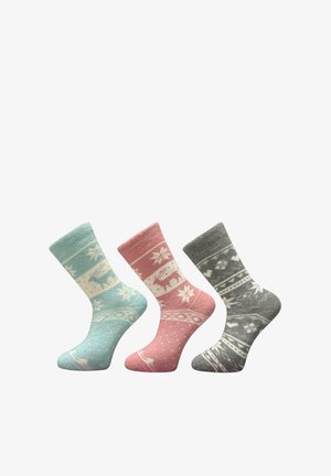 Drei Paar gestrickte Socken: türkis mit Hirschmotiv, rosa mit Blumenmuster und grau mit geometrischen Designs. Alle verfügen über gerippte Bündchen.