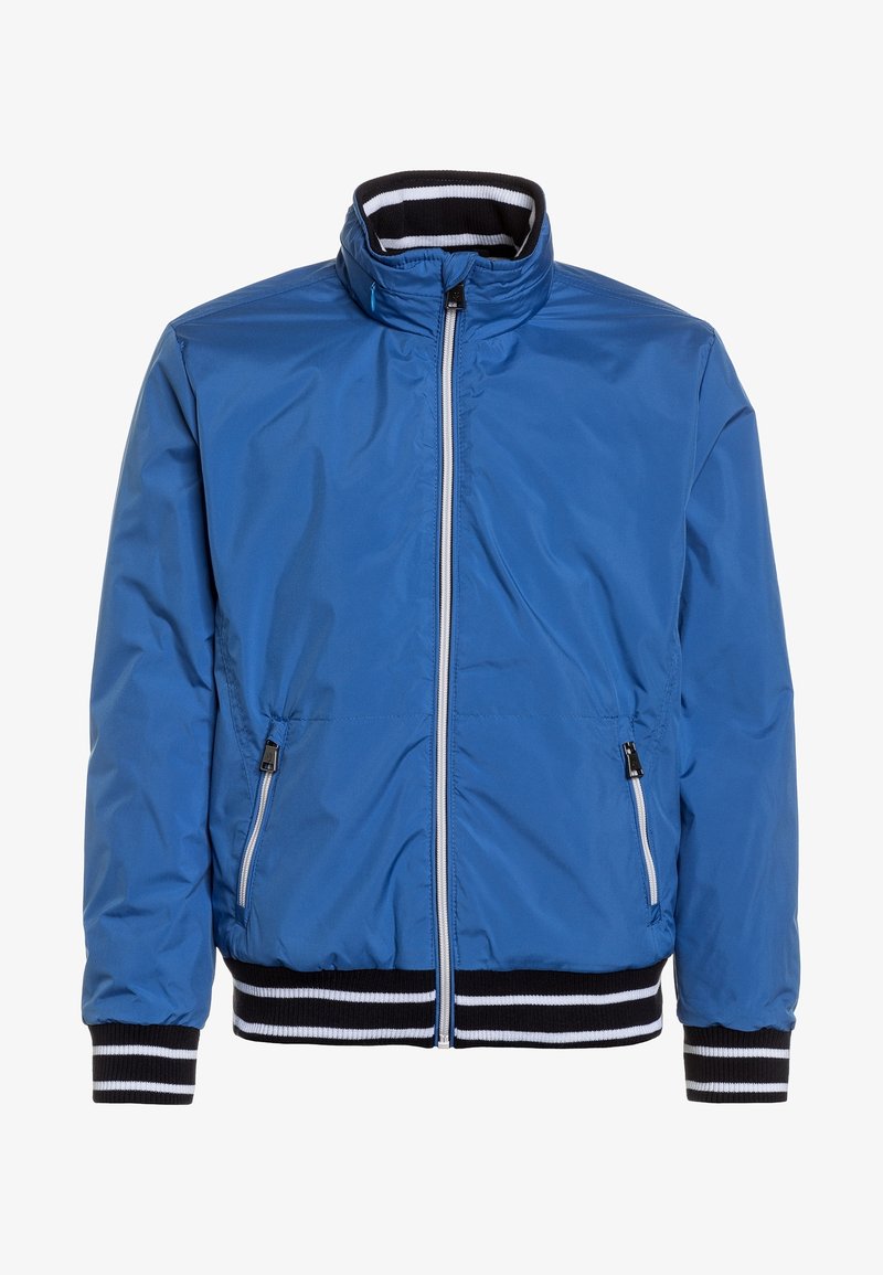 Giacca leggera blu con colletto alto, zip frontale e tasche laterali. Presenta polsini e orlo a coste rigate bianco e nero.