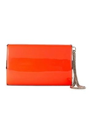 Pochette rectangulaire brillante orange vif avec cadre métallique argenté et une bandoulière chaîne argentée sur fond blanc.