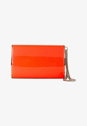 Bolso de mano rectangular brillante de color naranja vivo con marco metálico plateado y una correa de cadena plateada sobre un fondo blanco.