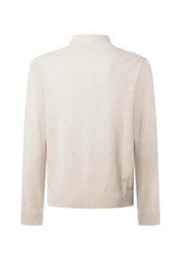 Suéter de punto beige claro con cuello alto, mangas largas, puños y dobladillo acanalados, textura suave y diseño minimalista.