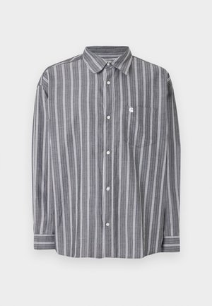 Dlhý sivý rukáv s vertikálnymi bielymi pruhmi, zapínaný vpredu na gombíky, s náprsným vreckom a klasickým golierom, položený na bielom pozadí.