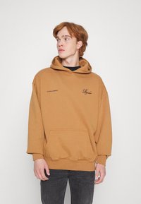 Pegador WRITTEN HISTORY OVERSIZED HOODIE UNISEX - Sweatshirt com capuz - washed ginger