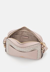 MICHAEL Michael Kors MAEVE XBODY - Torba čez telo - beige/light pink