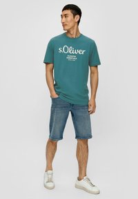 s.Oliver MIT GROSSEM LABEL - T-shirt print - petrol