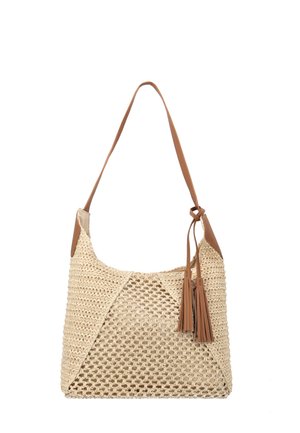 Beige vævet skuldertaske med lys brun læderrem og kvastdetaljer, med et tekstureret åbenvævet mønster og en blød, slasket form.