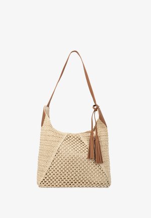 Beige vævet skuldertaske med lys brun læderrem og kvastdetaljer, med et tekstureret åbenvævet mønster og en blød, slasket form.