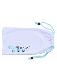 Vit tygpåsar med dragsnöre som har texten "Blue Shields" i svart och ljusblått, med ikoner för enheter tryckta nedanför.