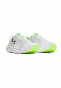 Baskets de sport grises avec une tige en maille, présentant des accents vert fluo et une semelle blanche mouchetée. Comprend un logo noir sur le côté.