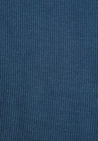 Tessuto a coste di un blu profondo, con un motivo testurizzato a righe verticali, realizzato in materiale morbido ed elastico.
