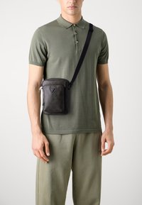 Guess MILANO XBODY DOUBLE - Borsa a tracolla - military green/black