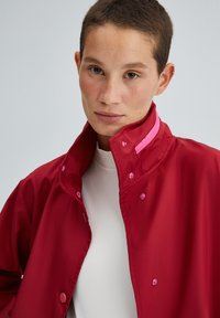Touché Privé WITH NECKBAND - Cappotto corto - red