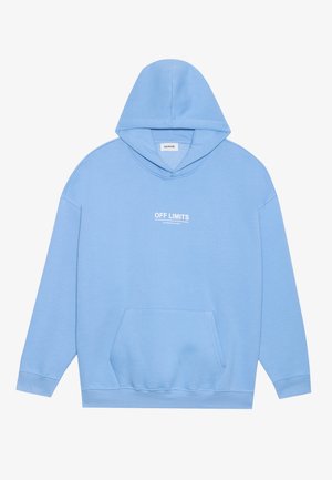 Himmelblaues Kapuzensweatshirt mit Kängurutasche und weißem Text "BETRETEN VERBOTEN GEFÄHRLICHE SEELE" in der Mitte der Brust.