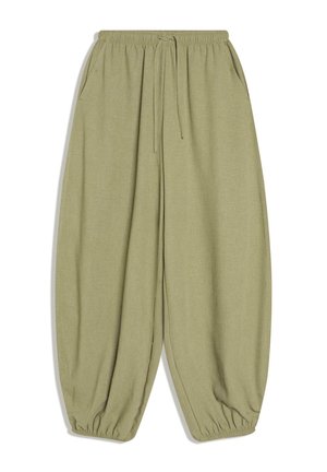 Voľné nohavice v olivovo zelenej farbe s elastickým pásom, sťahovacou šnúrkou, bočnými vreckami a elastickými manžetami na členkoch.