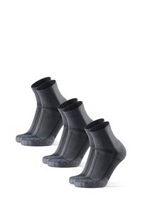 Kurze Sportsocken in Dunkelgrau mit geripptem Textur, verstärktem Zehenbereich und subtilem hexagonalen Muster auf der Sohle. Drei Paar nebeneinander angeordnet.