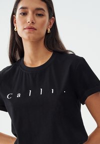 CALLI LOGO  - Trükipildiga T-särk - black  white emb