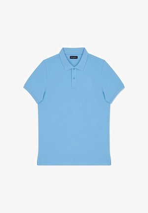 Jasnoniebieska koszulka polo z krótkim rękawem, zapinana na dwa guziki, z klasycznym kołnierzykiem, ułożona płasko na białym tle.