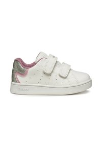 Białe sneakersy z gładkiej skóry, z dwoma paskami na rzep, ozdobione srebrnym i różowym akcentem na pięcie oraz perforowanym wzorem po bokach.