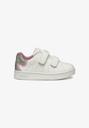 Sneakers bianchi in pelle liscia con due fasce in Velcro, con accenti argento e rosa sul tallone e design perforato sui lati.