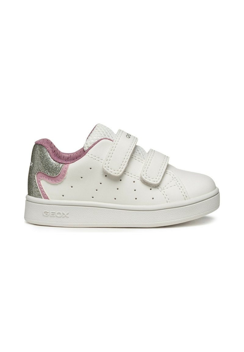 Białe sneakersy z gładkiej skóry, z dwoma paskami na rzep, ozdobione srebrnym i różowym akcentem na pięcie oraz perforowanym wzorem po bokach.