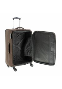 Maleta marrón con ruedas, mango extensible, compartimentos interiores con cremallera, correas cruzadas y forro negro texturizado.