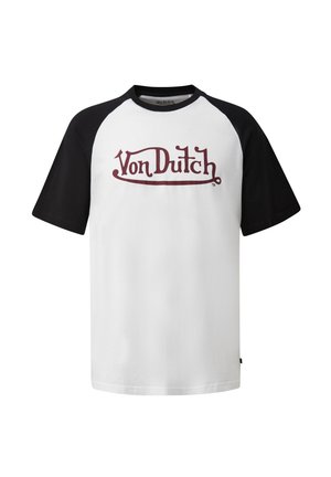 T-shirt bianco a maniche corte con maniche raglan nere. Presenta un prominente logo "Von Dutch" in cursivo color bordeaux sul petto. Materiale in morbido cotone.