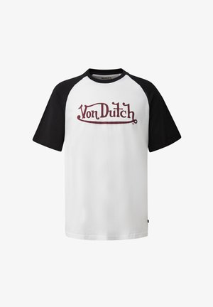 Witte t-shirt met korte mouwen en zwarte raglanmouwen. Voorzien van een opvallend bordeauxrood "Von Dutch" logo in cursief over de borst. Zacht katoen materiaal.