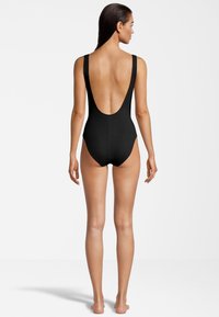 Costume da bagno intero nero con spalline larghe, design a U profondo sul retro e una texture liscia e aderente. Senza motivi o dettagli visibili.