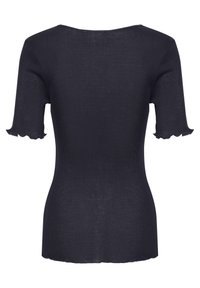 Top blu navy a coste con maniche corte a volant, scollatura a girocollo, vestibilità aderente e tessuto testurizzato. La vista posteriore mette in risalto la silhouette fluida.