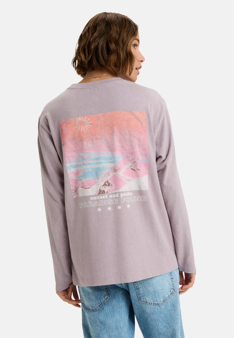 Paarse lange mouwen shirt met een grafisch ontwerp op de achterkant met een zonsondergang en bergen; casual pasvorm en zachte textuur.