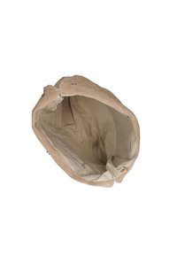 Borsa a mano in suede beige morbido con un ampio interno, foderata in tessuto e dotata di una tasca con zip per l'organizzazione. Forma arrotondata, hardware minimale.