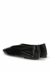 Bailarinas de cuero negro con una punta delgada y puntiaguda, y una suela flexible. Textura suave con un diseño minimalista, sin adornos visibles.