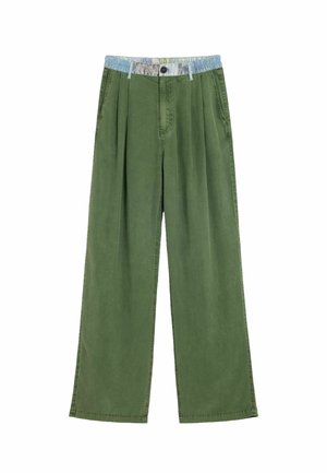Pantalon vert à jambes larges avec plis, poches latérales, fermeture par bouton et ceinture contrastante bleu clair avec passants pour ceinture.