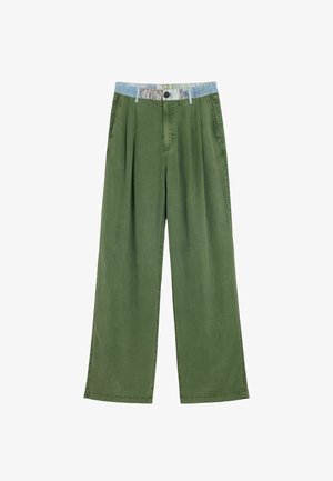 Pantalon vert à jambes larges avec plis, poches latérales, fermeture par bouton et ceinture contrastante bleu clair avec passants pour ceinture.