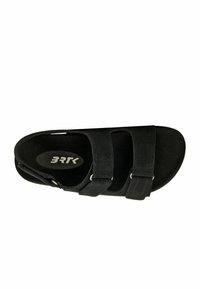 Sandal nera aperta con due cinturini regolabili sul piede e una soletta con logo, vista dall'alto.