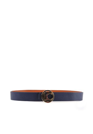 Marineblauer Ledergürtel mit einer runden goldenen Schnalle, die ein verschlungenes "LC"-Logo zeigt, orangefarbenes Innenfutter.