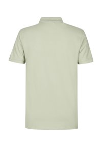 Polo shirt verde chiaro, maniche corte, in cotone, colletto classico, senza motivi o dettagli, texture liscia, vista posteriore mostrata.