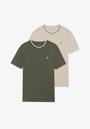 Dwie koszulki z krótkim rękawem w kolorze oliwkowym i beżowym z bawełny, z kontrastowymi dekoltami i małym logo ptaka na piersi.