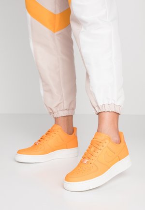 Trainers - orange