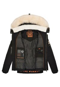 Juodas parka tipo švarkas su baltu dirbtinio kailio gobtuvu, siuvinėta pamušalu, oranžinėmis detalėmis, keliais vidiniais kišenėmis ir logo pleistru ant krūtinės.